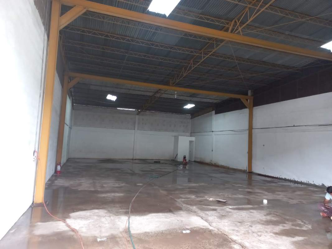 Empty large industrial warehouse high roof exposed beams concrete floors La Locería Panama
