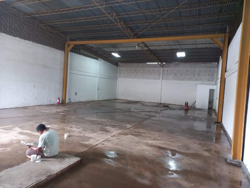 Interior wide warehouse empty space high ceiling for lease La Locería Panama