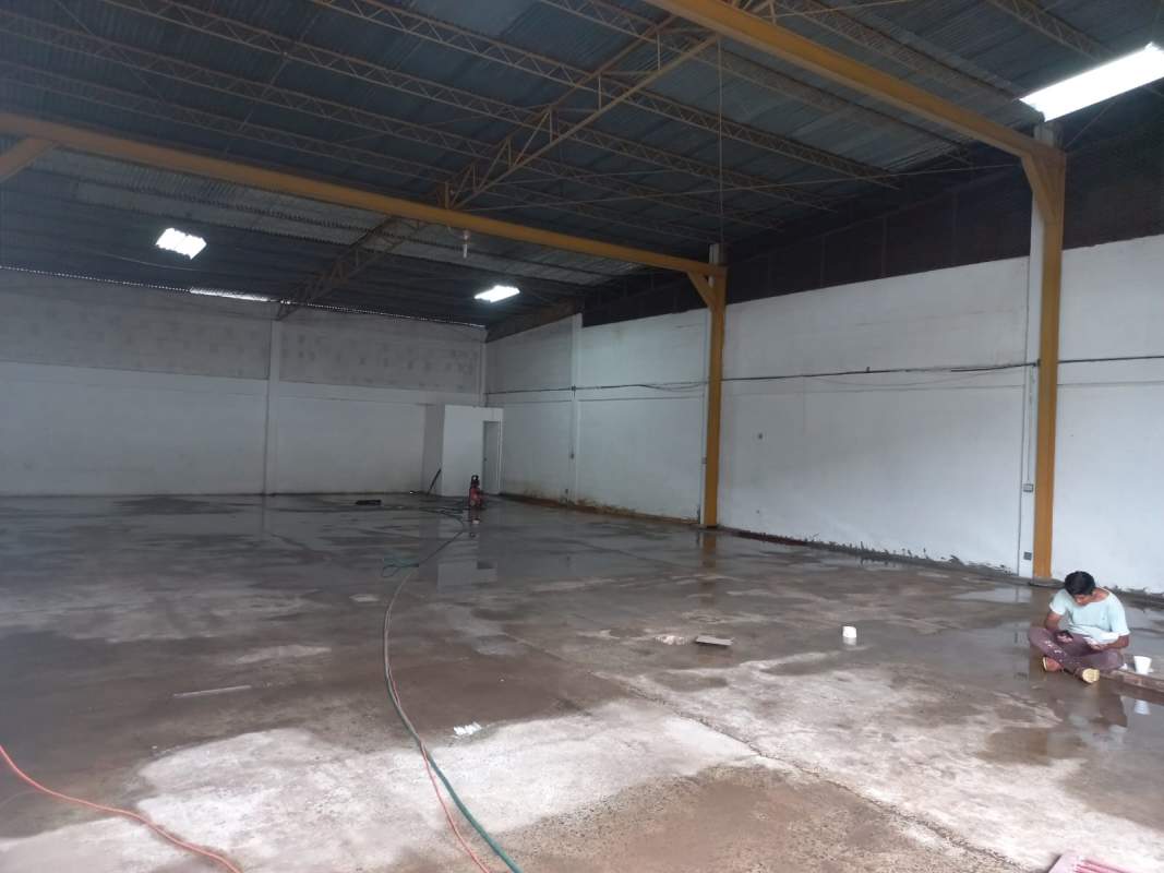 Spacious commercial warehouse with high metal roofing concrete floor in La Locería Panama City