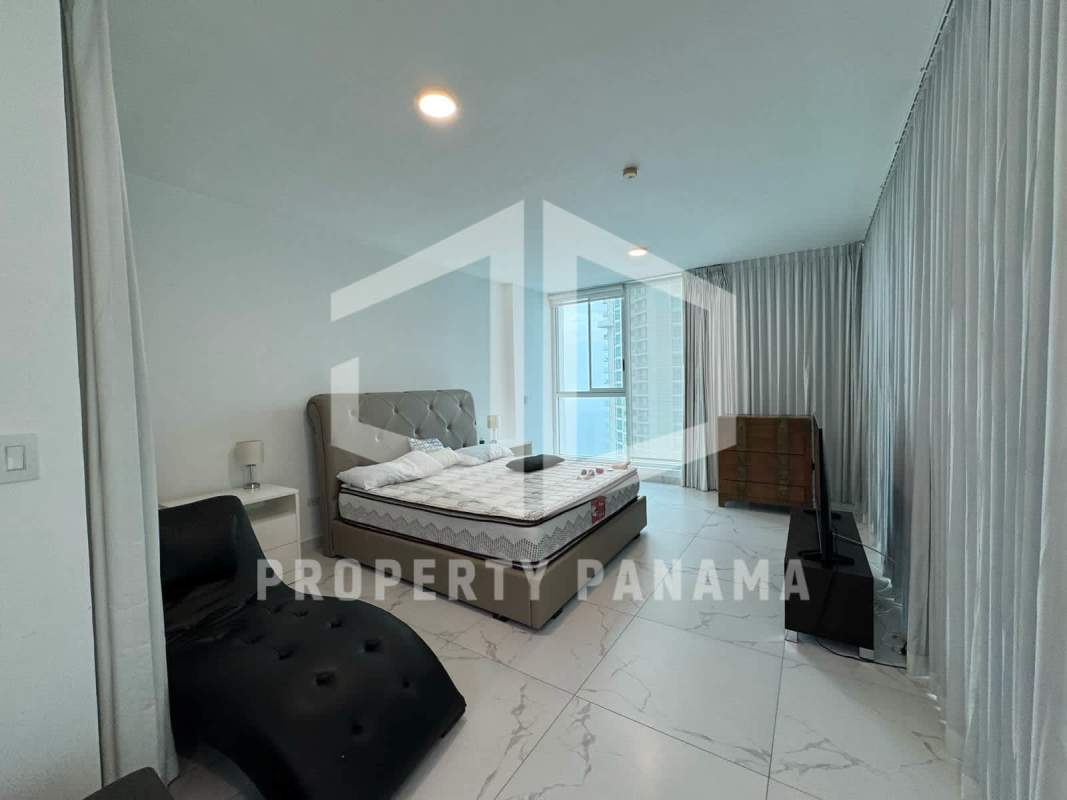 Floating staircase with modern design next to open dining area in PH Loft 41