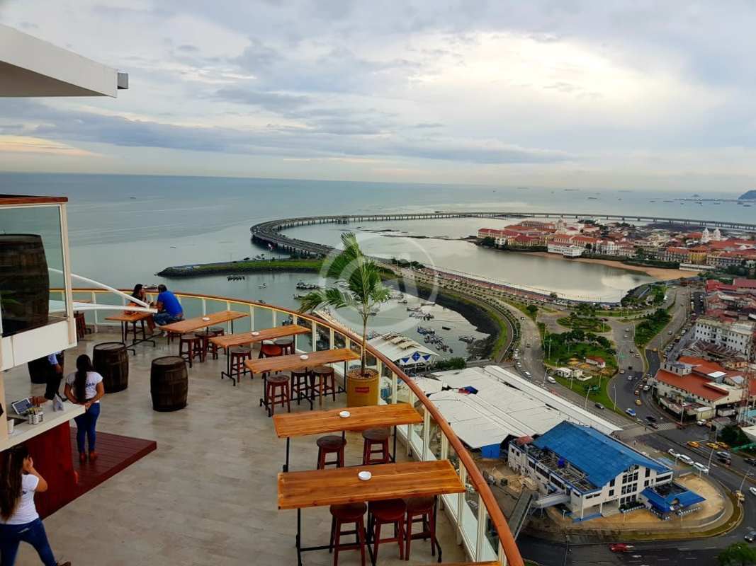 Rooftop infinity pool overlooking Pacific Ocean and Panama City skyline at PH Bay View on Avenida Balboa