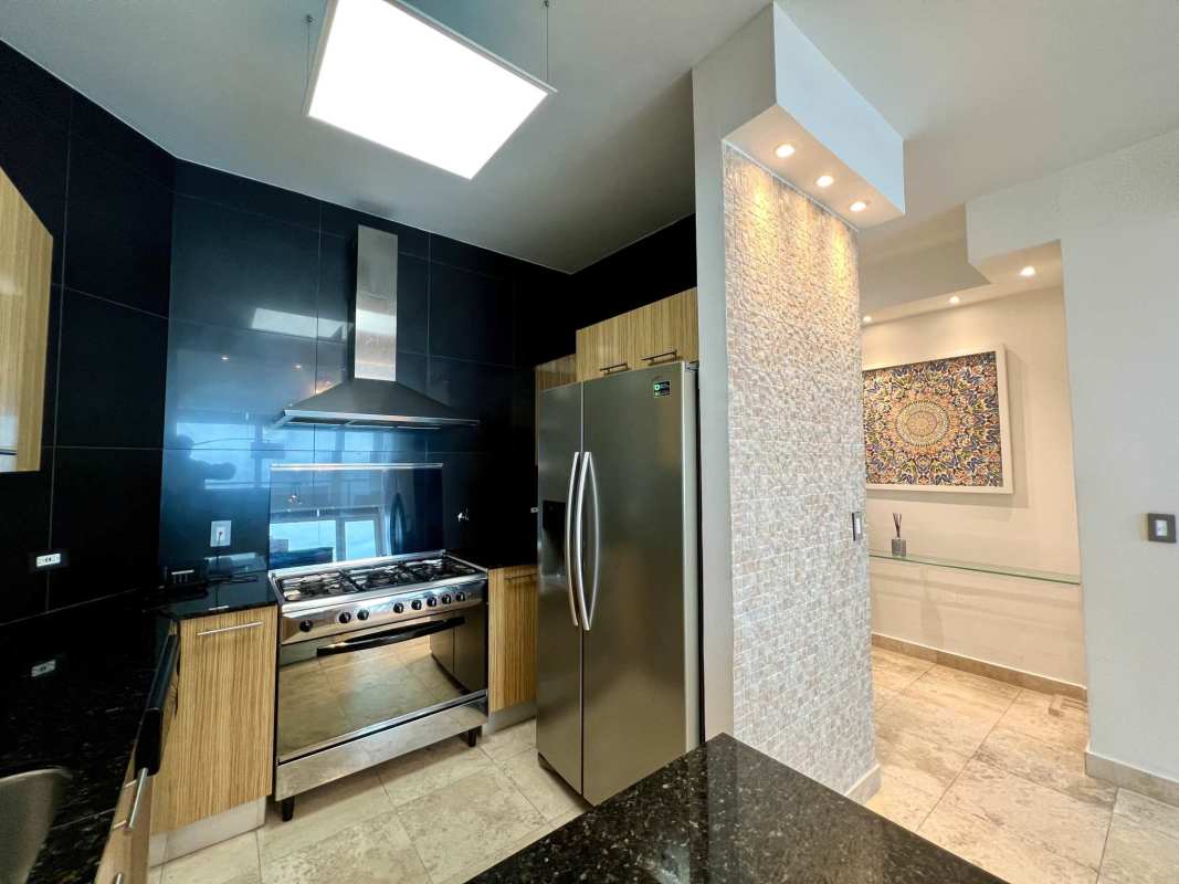 Elegant dining area with oceanfront balcony and floor-to-ceiling windows in PH Sky Avenida Balboa Panama City