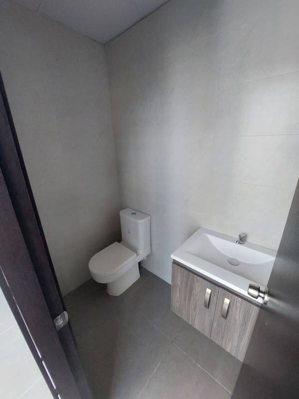 Minimalist bathrooms with tiled floors and contemporary fixtures PH BICSA Obarrio