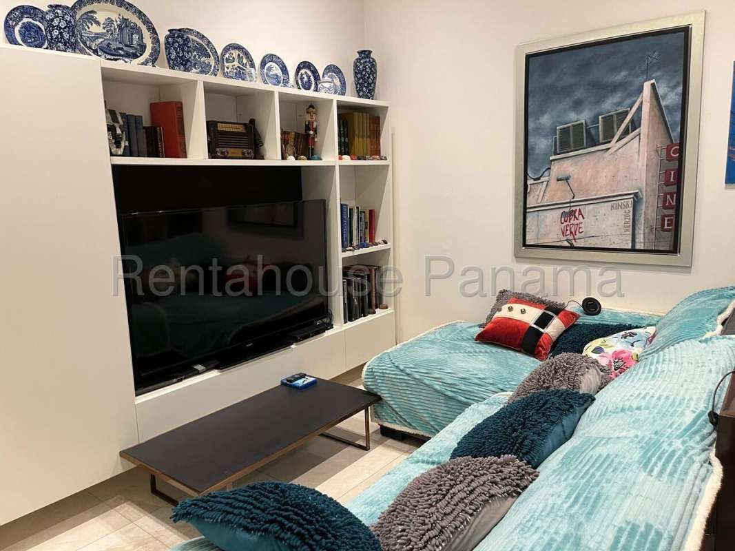 Modern open kitchen marble countertop built-in appliances PH Park City Obarrio Panama