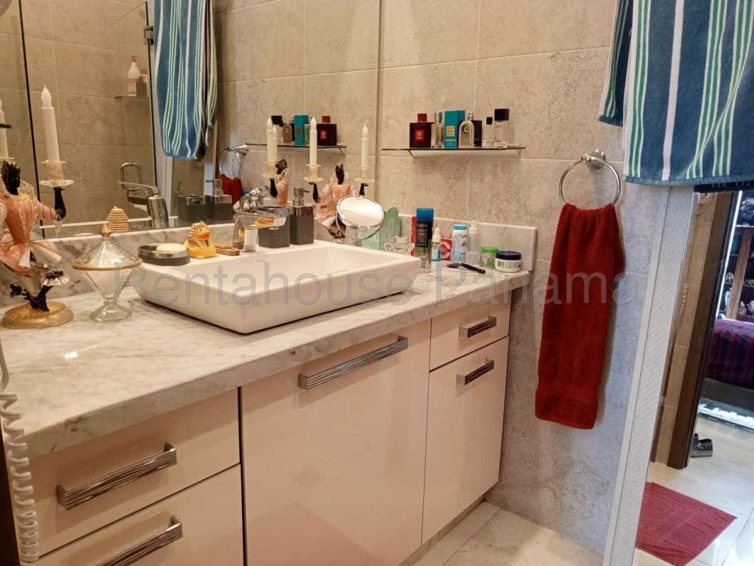 Secondary bedroom marble floors built-in closet PH Park City Obarrio Panama