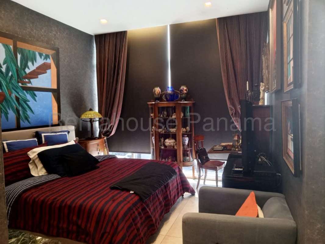 Modern bathroom marble countertop glass-enclosed shower PH Park City Obarrio Panama