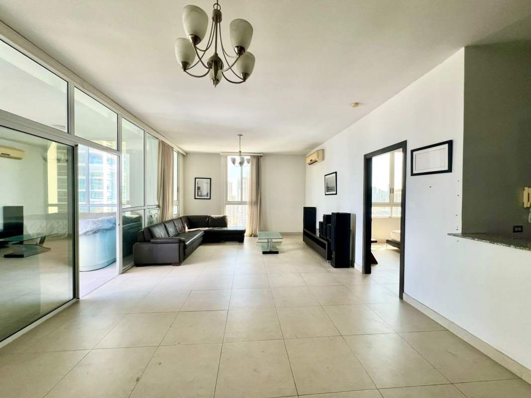 Kitchen with granite countertops, modern cabinets, stainless steel appliances PH Quadrat San Francisco Panama