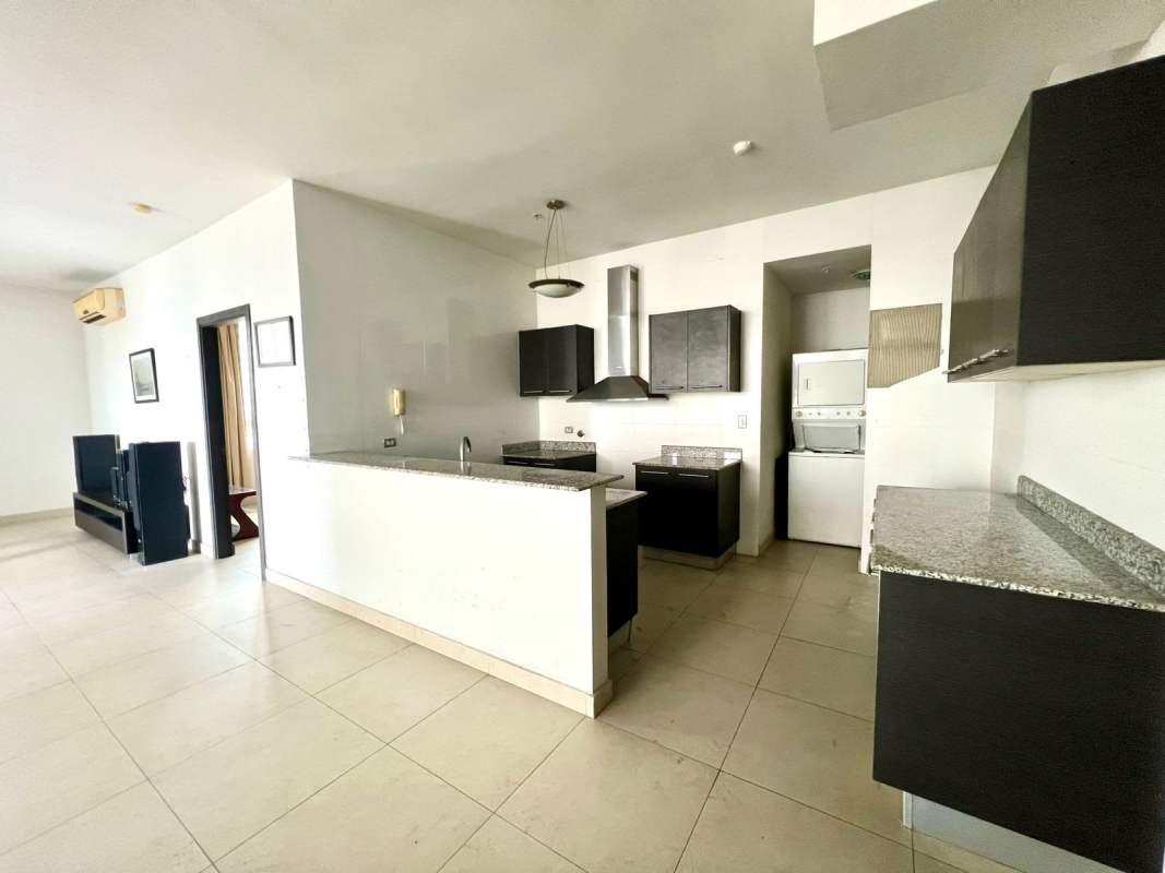 Spacious master bedroom with panoramic city view, ceramic flooring, en-suite bath in PH Quadrat Panama City