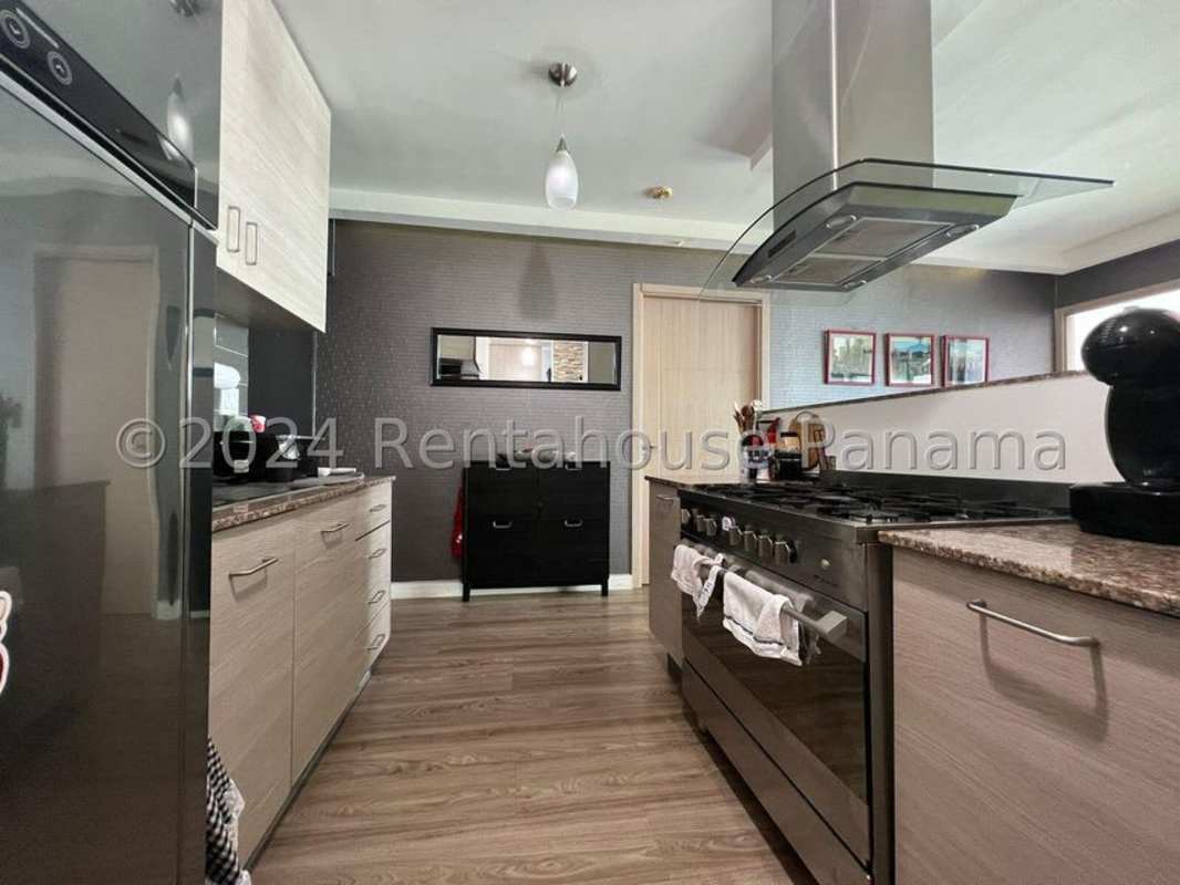 Master bedroom with large windows and sea view in Moon Tower Panama City