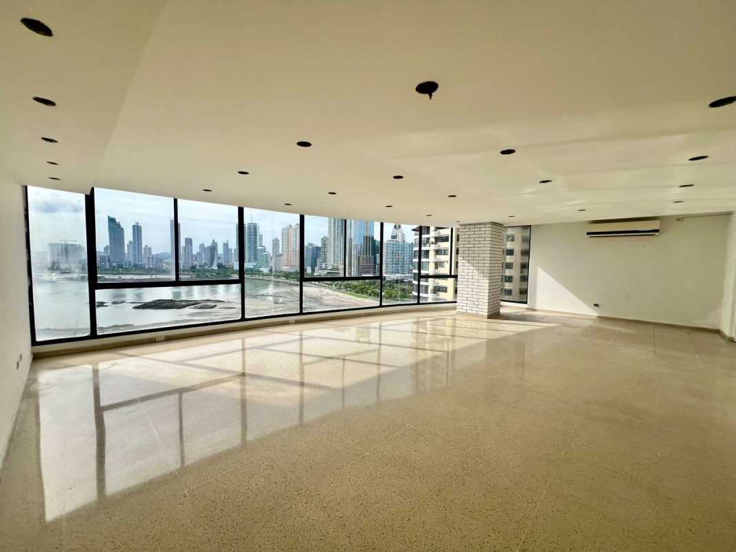 Living room with panoramic floor-to-ceiling windows and ocean skyline views in PH Mar de Plata Punta Paitilla Panama