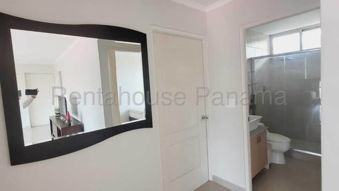 Equipped kitchen with appliances including stove, refrigerator, dishwasher in PH Creta Chanis Panama