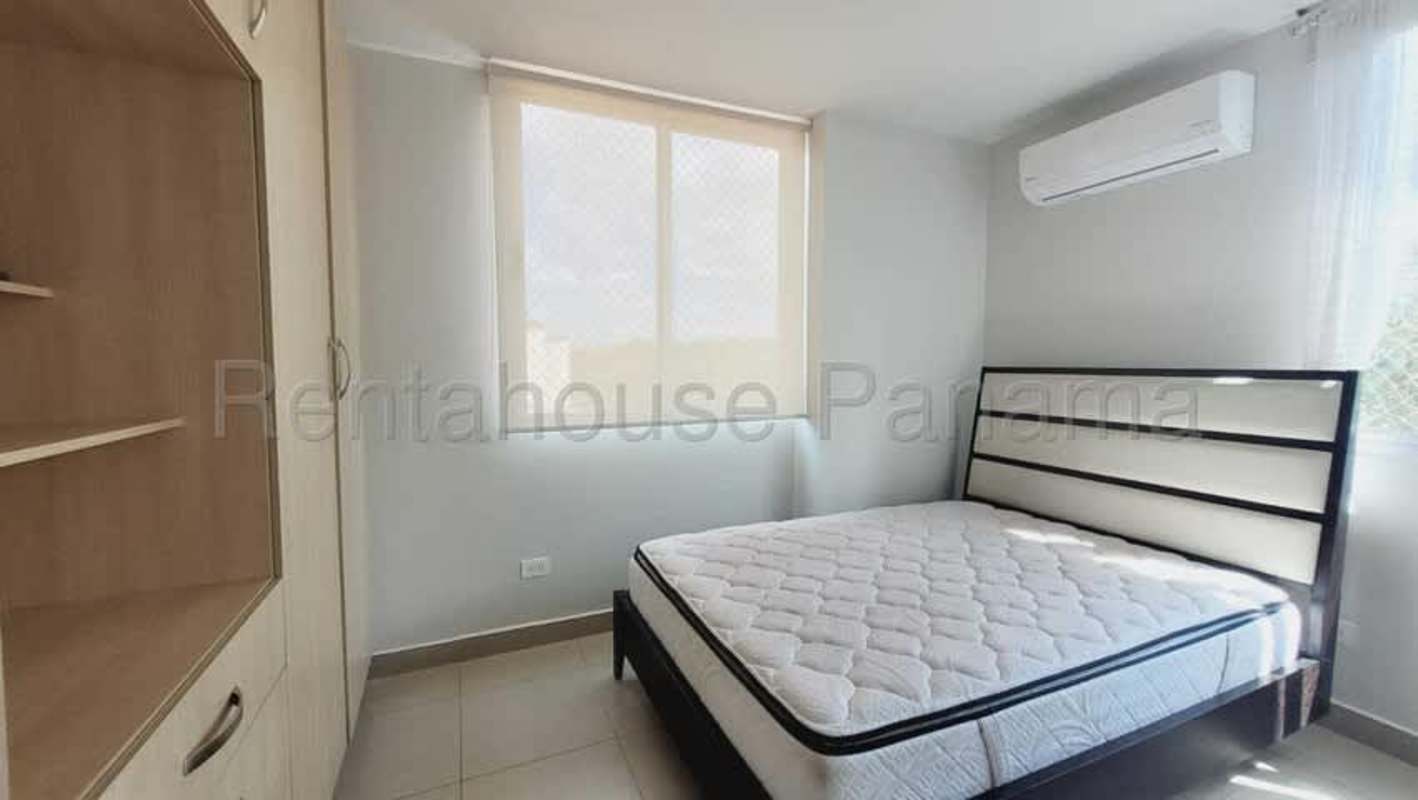 Master bedroom with built-in closet, window view, tiled floor in PH Creta Chanis Panama