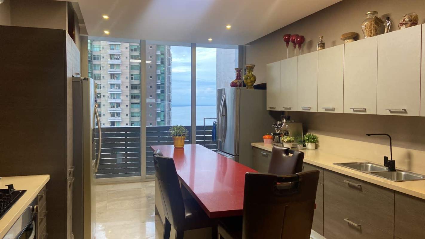 Kitchen with breakfast island, large windows, stainless steel appliances PH Aqualina