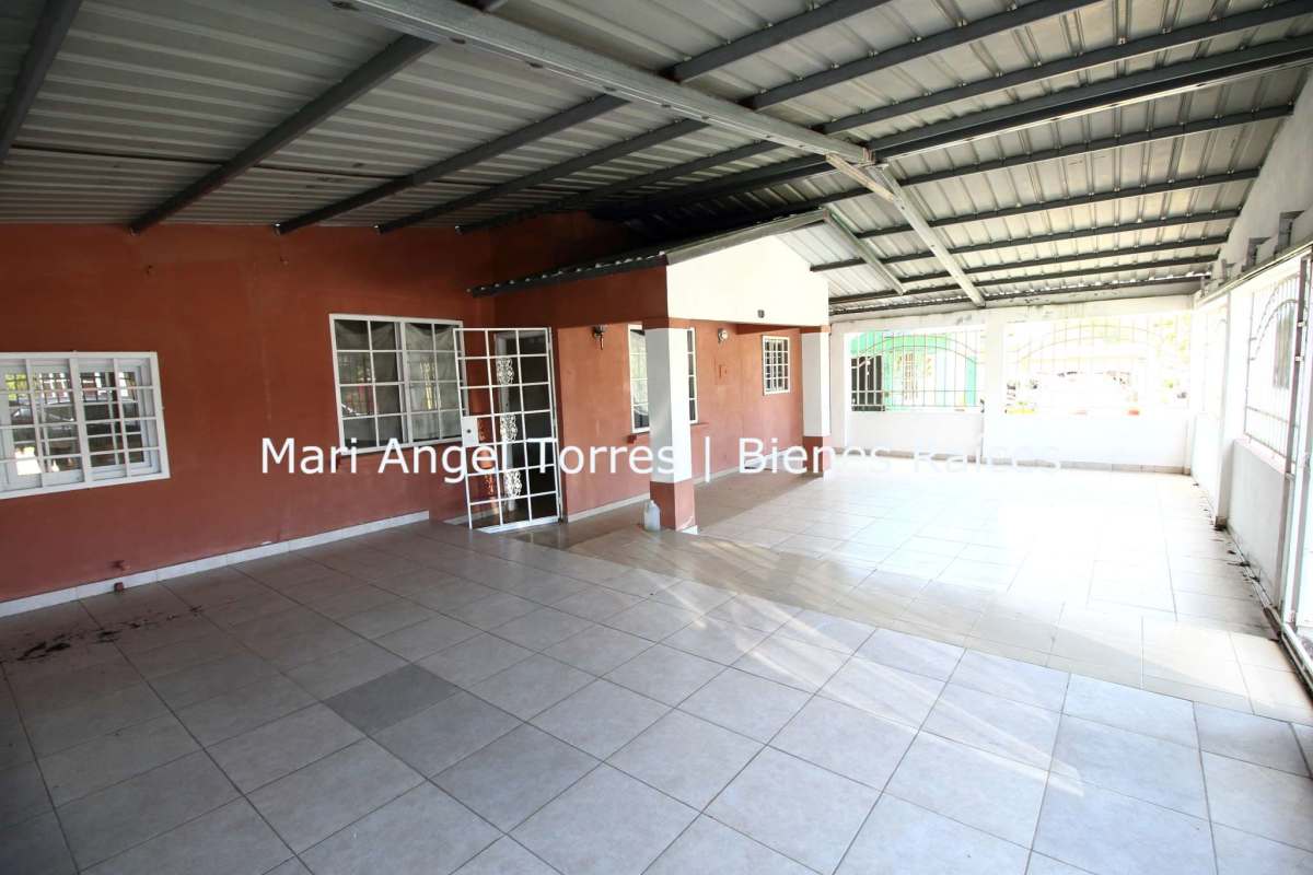 Bedroom with natural light and ceramic tile floor in Las Cumbres Panama