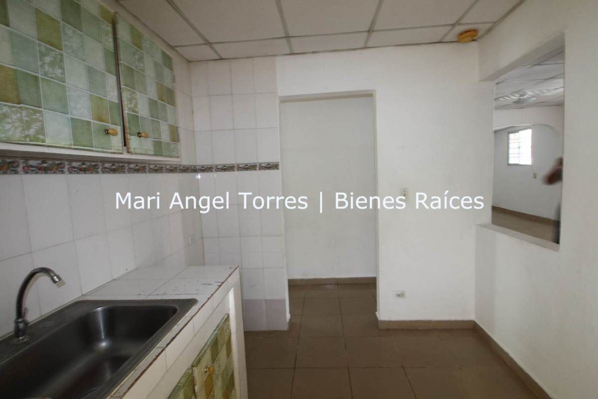 Bright spacious living room with ceramic floor in Las Cumbres Panama house for sale