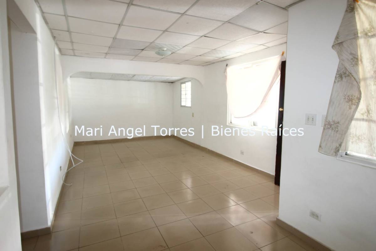 Simple kitchen with cabinets and double sink in Ciudad Bolívar Panama house