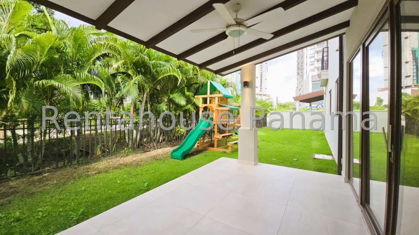 Large master bedroom with walk-in closet, ensuite bath in The Woods Santa María Golf Panama