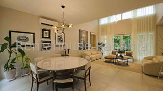 House for Sale in Santa María - 3 bedrooms