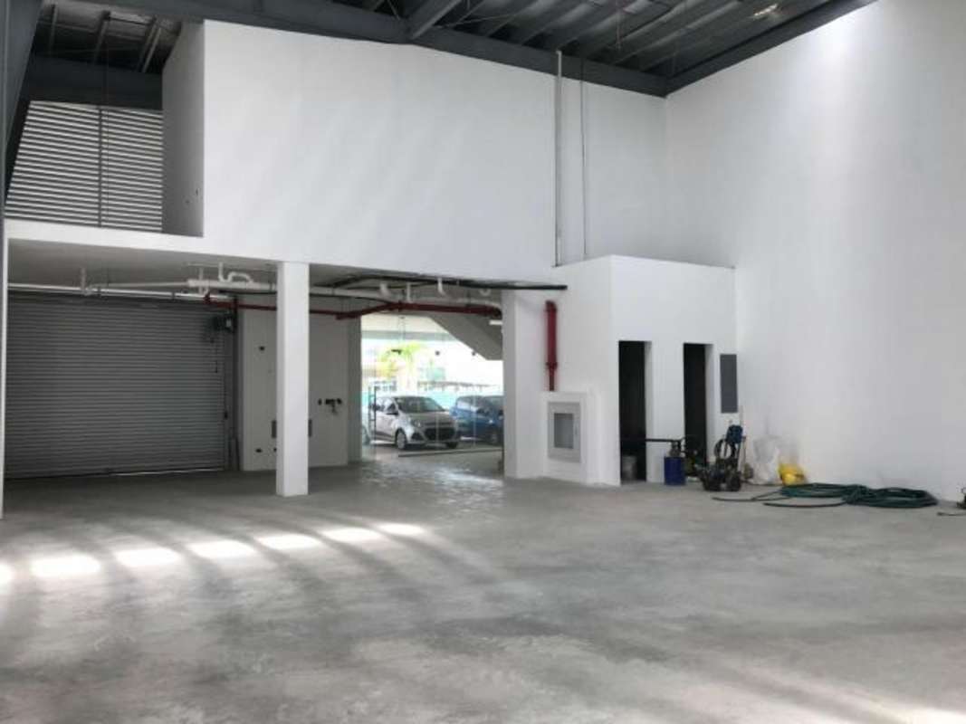 Spacious Warehouse with Offices in Parque Lefevre