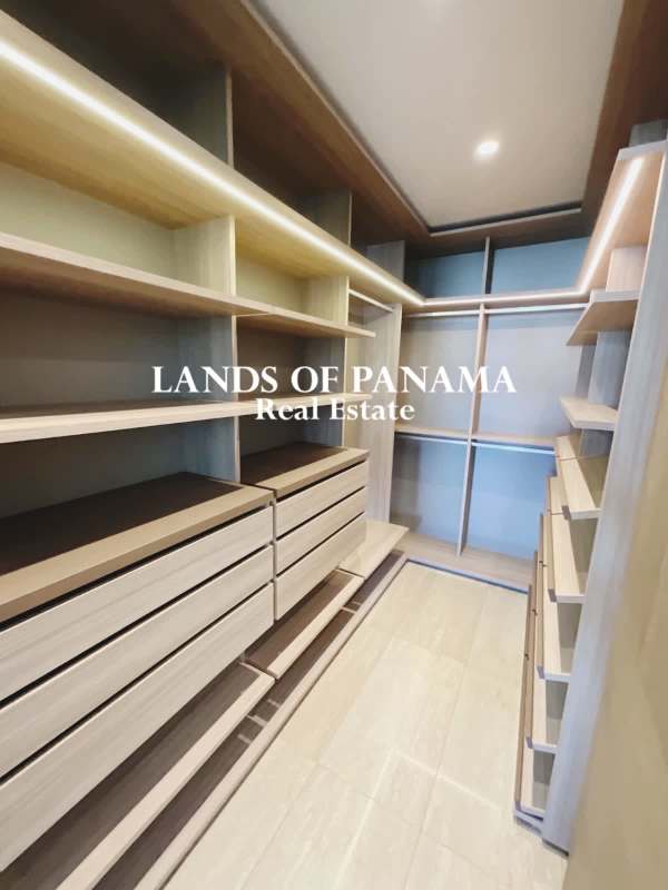 Bedroom suite with walk-in closet luxury Santa María Panama house