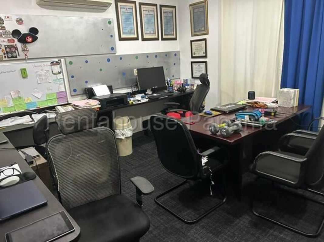 Modern master bedroom with AC, closet and tiled floors in Chanis house Panama City
