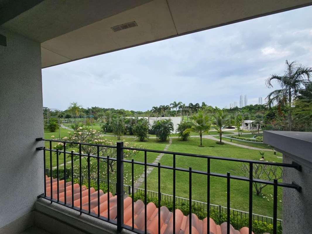 Balcony overlooking golf course with seating area at PH Santa Maria Panama