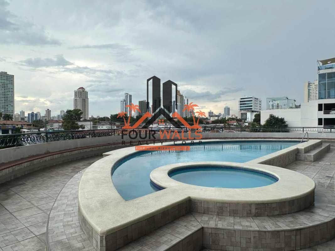 Infinity rooftop swimming pool with panoramic bay and city views at PH Bay View Avenida Balboa Panama