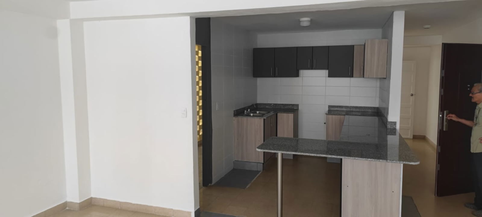 Modern kitchen with granite countertops, wood cabinets, tiled backsplash PH Vía Argentina apartment rent El Cangrejo Panama