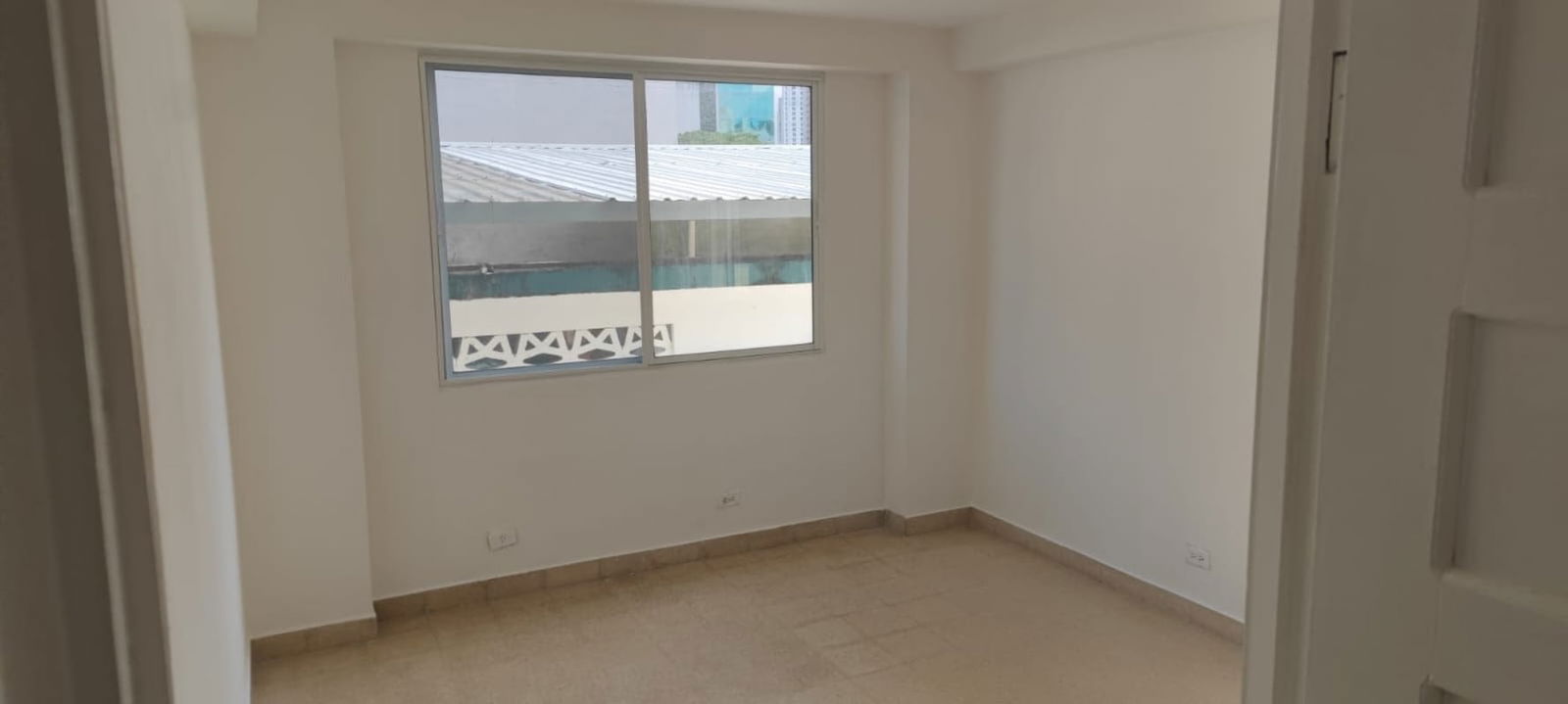 Bedroom with large window, ceramic tile floor PH Vía Argentina El Cangrejo Panama apartment