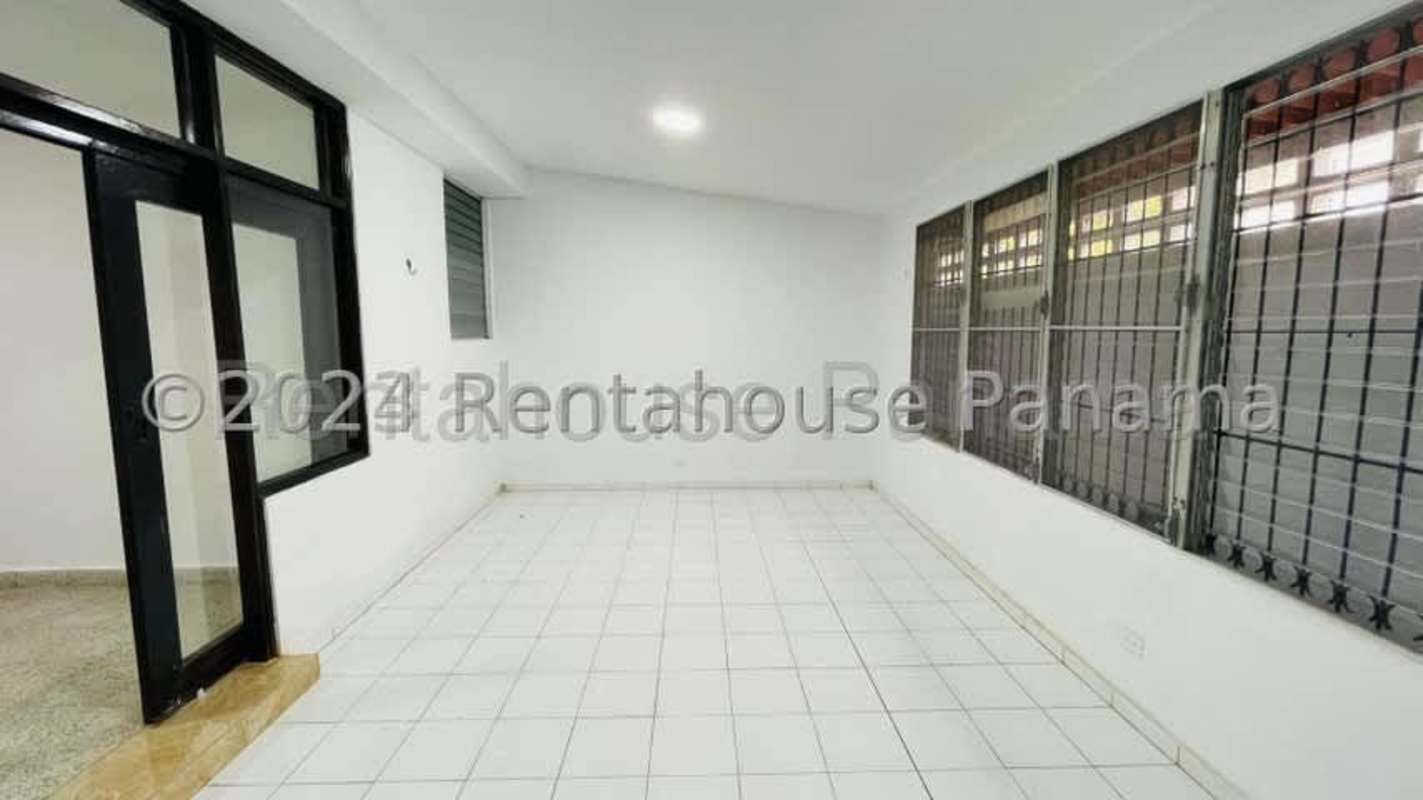Bright living room with tile floors and ample windows in house for rent Panama City