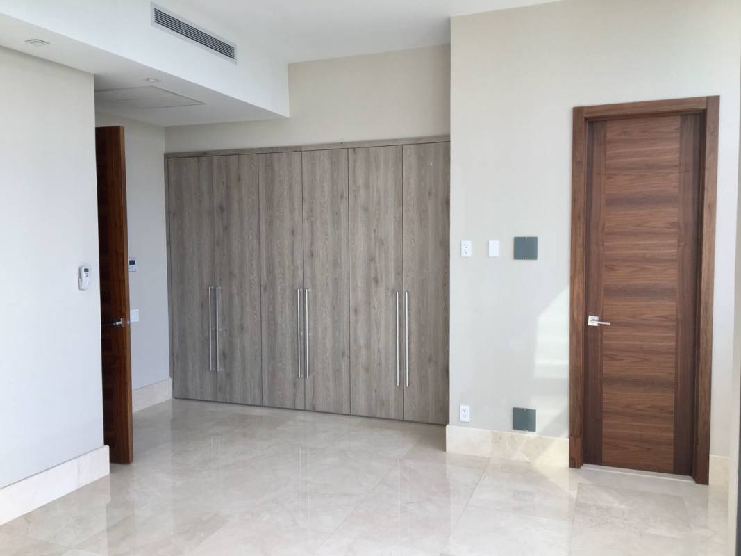 Open living room with balcony access and marble flooring in PH Casa Blanca Santa Maria Panama