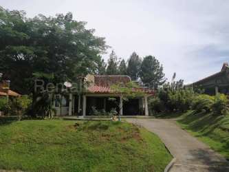 Large lot with tropical plants and parking area at house in Granada Altos del María Panama