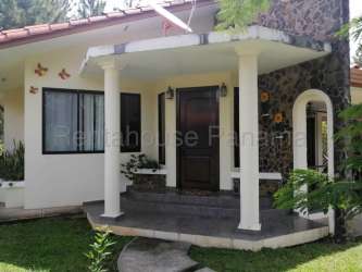 Covered porch with garden landscaping at mountain home in Granada sector Altos del María Panama