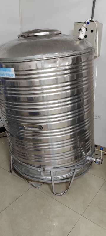 2000-liter stainless steel water storage tank inside production facility Panama
