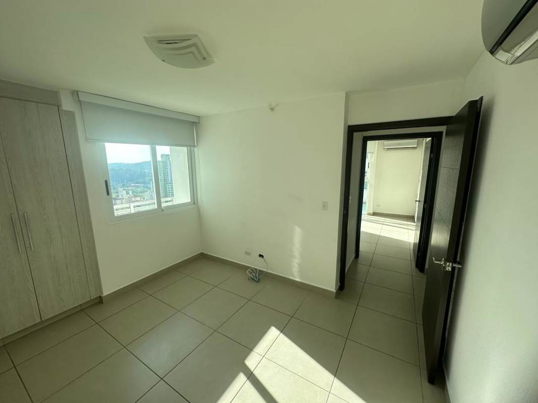 Bedroom with large window, view, built-in wardrobe PH Kings Park Panama