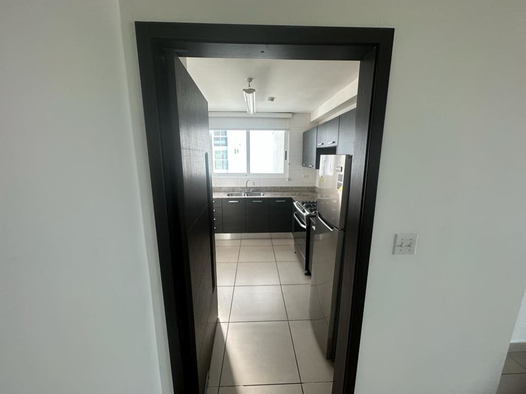 Modern kitchen granite countertop, appliances PH Kings Park Condado del Rey Panama