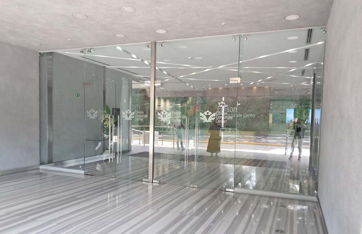 Glass entrance with marble flooring Edison Corporate Center Panama