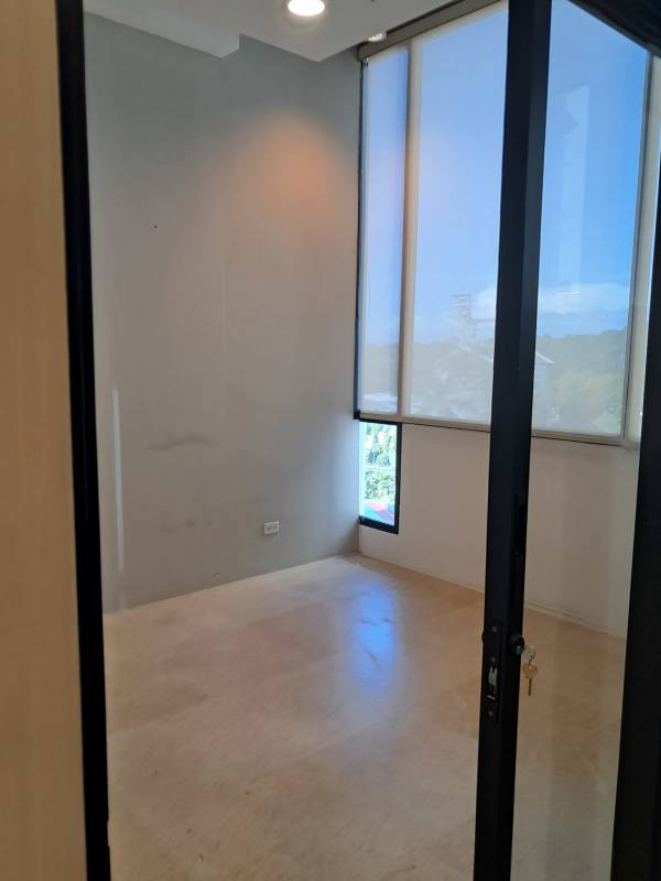 Bright private office with windows blinds Edison Corporate Center Panama City