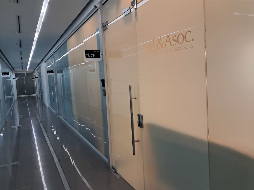 Hallway corridor with glass doors Edison Corporate Center Panama City business tower