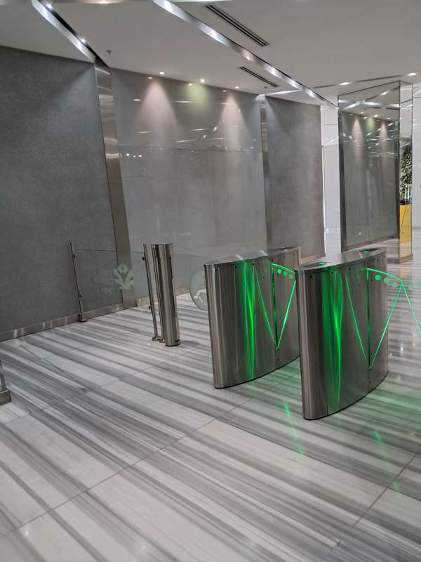 Lobby with turnstiles and reception Edison Corporate Center Panama
