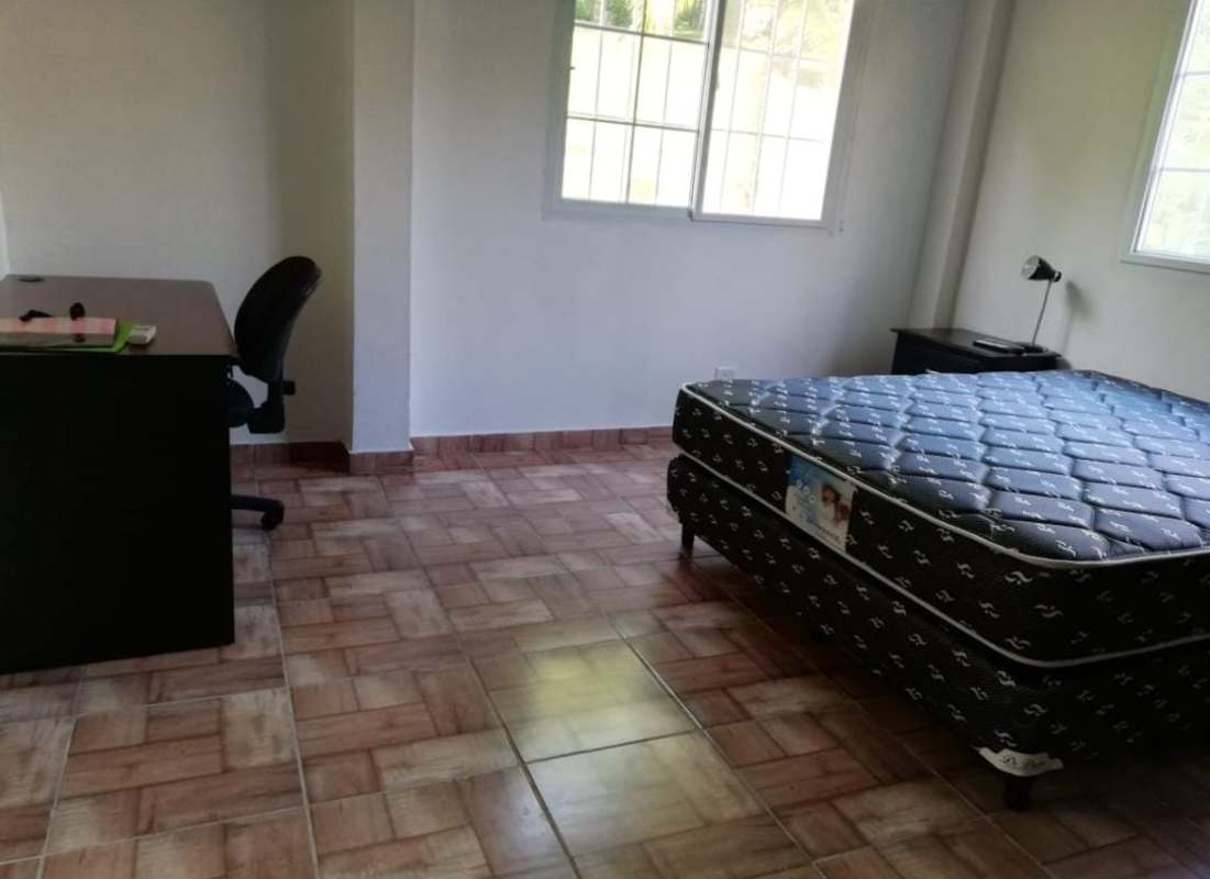 Traditional bathroom with pedestal sink, mirror, shower, studio apartment Casa 725 Clayton