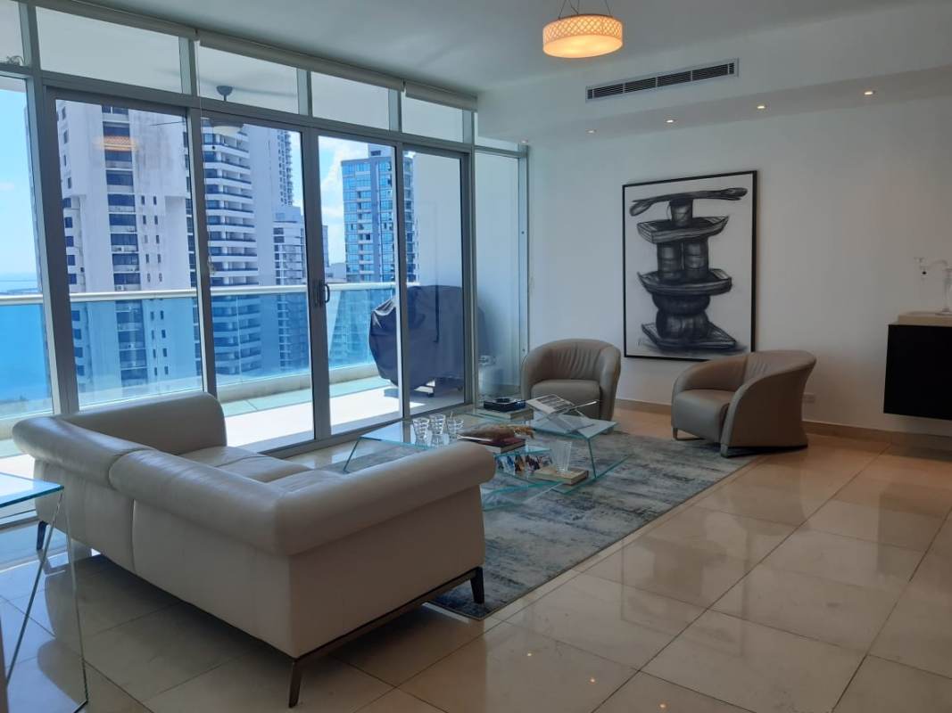 Secondary bedroom with private bathroom, closet, city views in Punta Paitilla Aventura Tower apartment