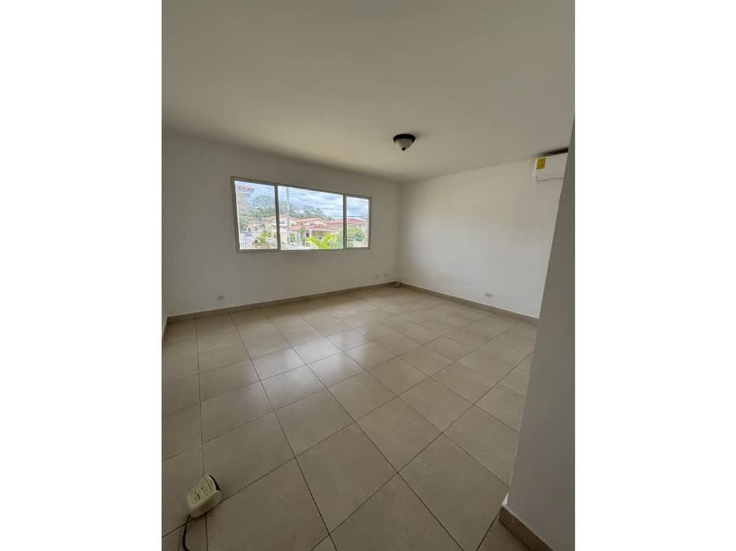 Main bedroom with AC, ensuite bathroom, and balcony in PH Villa Tiloli Brisas del Golf