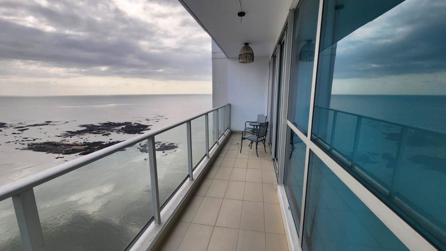 Modern balcony with glass railing offering panoramic ocean views at PH Oceanaire Punta Pacífica
