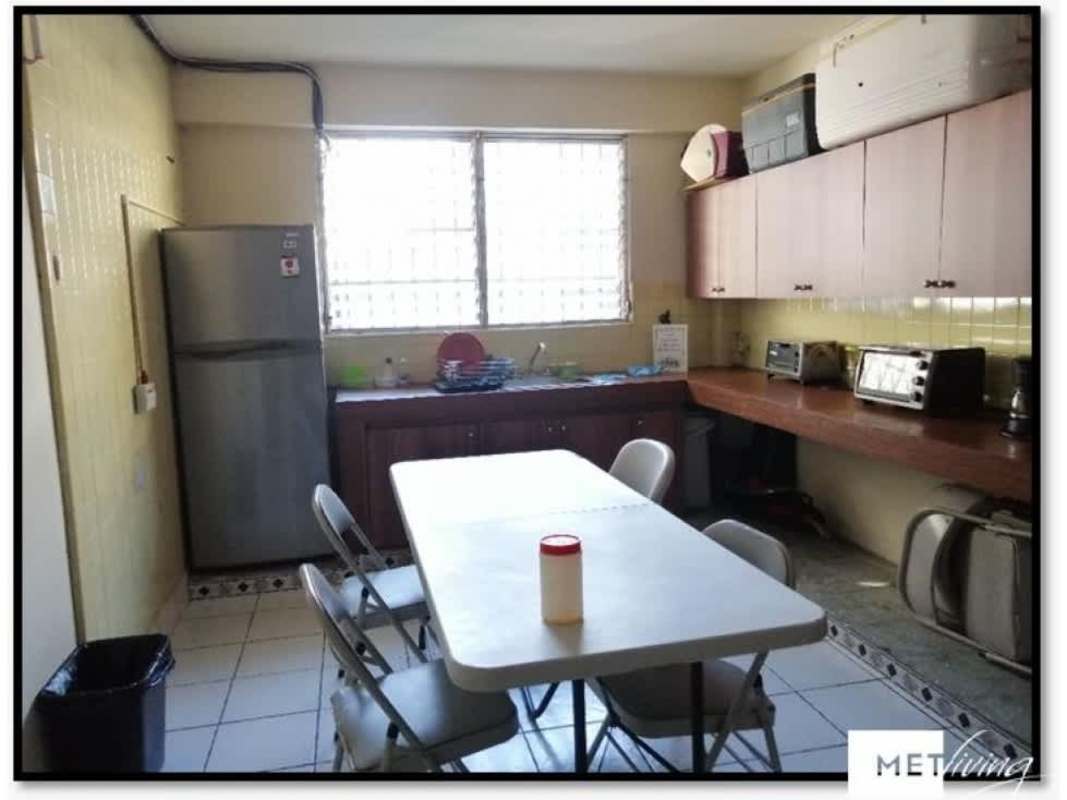 Simple large kitchen with cabinets and appliances PH Metropolitan El Cangrejo Panama