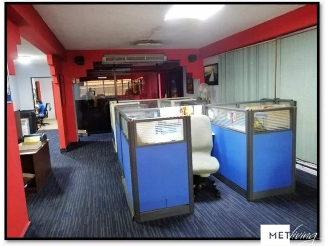 Open plan office with partitions and glass windows PH Metropolitan Tower Panama