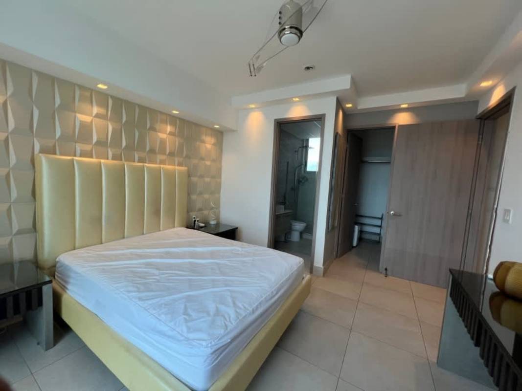 Bedroom featuring textured wall and lighting at Torre Elite 500 Panama