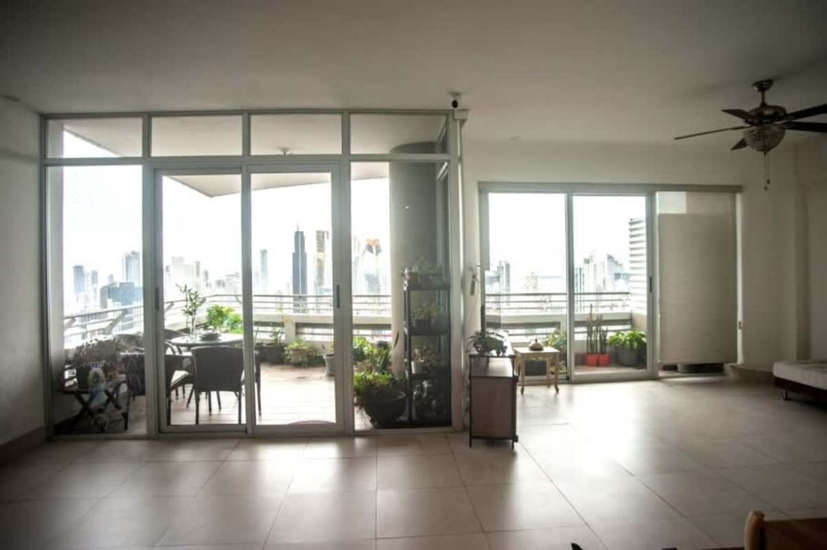 Private balcony with bay and skyline view in junior penthouse PH Luxor La Cresta Bella Vista Panama