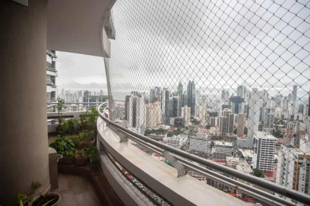 Bright bedroom with built-in closet and city skyline view junior penthouse PH Luxor Bella Vista