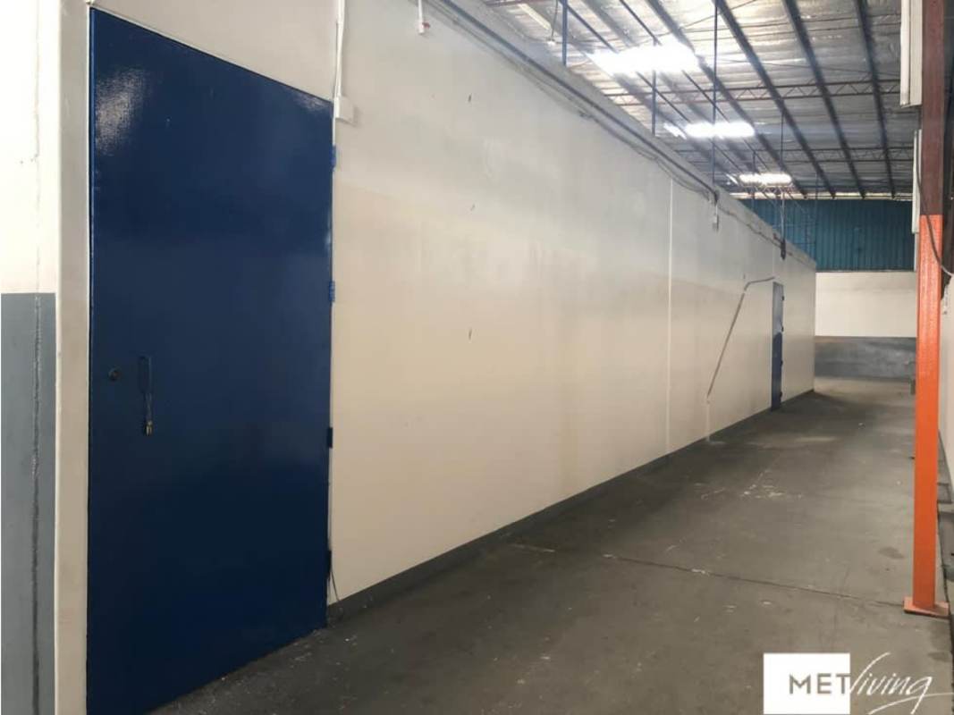 Industrial warehouse mezzanine with concrete floor and railings Parque Lefevre Panama